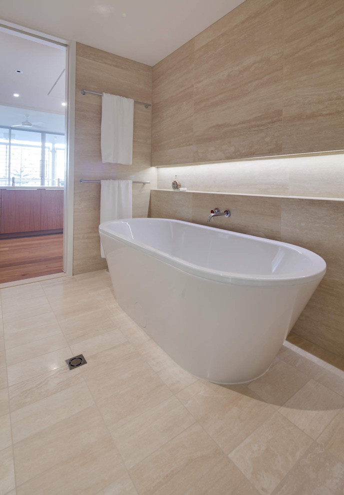 Источник вдохновения для домашнего уюта: ванная комната в стиле модернизм с бежевой плиткой, каменной плиткой и полом из травертина