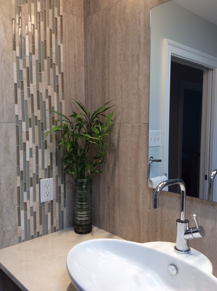 Klassisk inredning av ett mellanstort badrum med dusch, med ett badkar med tassar, en öppen dusch, stickkakel, klinkergolv i keramik, bänkskiva i kvartsit, flerfärgad kakel, bruna väggar och ett fristående handfat