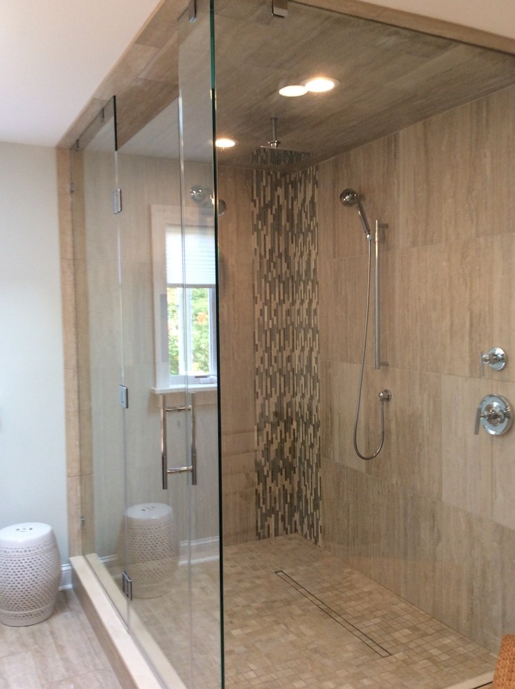 Exempel på ett mellanstort klassiskt badrum med dusch, med ett badkar med tassar, en öppen dusch, stickkakel, grå väggar, klinkergolv i keramik och bänkskiva i kvartsit