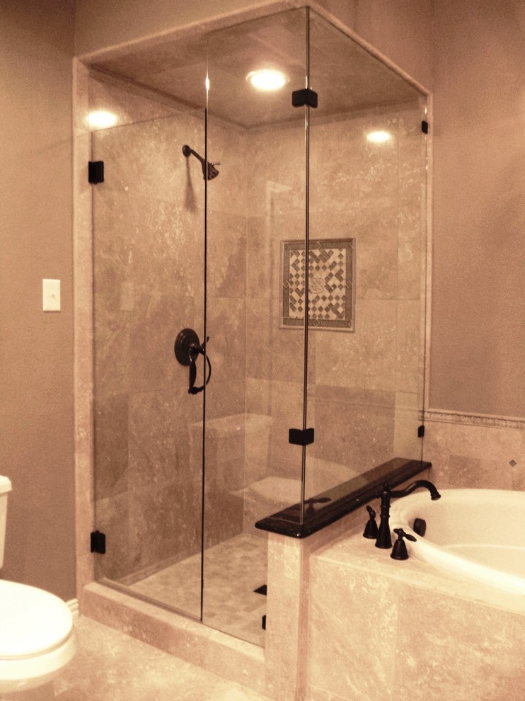 Источник вдохновения для домашнего уюта: главная ванная комната среднего размера в стиле неоклассика (современная классика) с накладной ванной, угловым душем, раздельным унитазом, коричневой плиткой, керамической плиткой, коричневыми стенами и полом из травертина