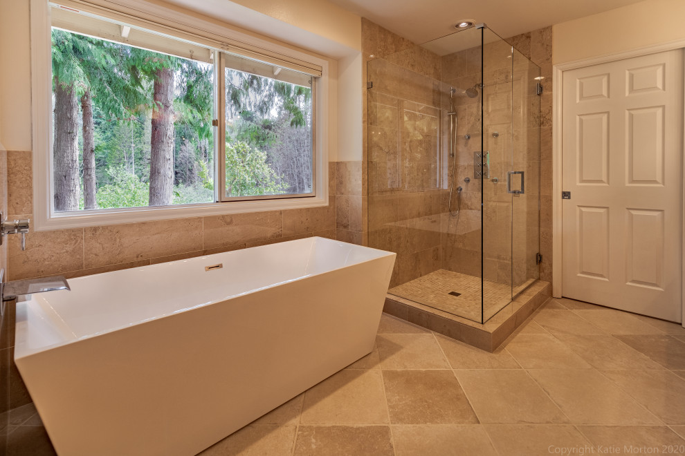 Exemple d'une grande salle de bain principale moderne en bois brun avec une baignoire indépendante, une douche d'angle, du carrelage en travertin, un sol en carrelage de porcelaine, un lavabo encastré, un plan de toilette en granite, une cabine de douche à porte battante, meuble double vasque et meuble-lavabo encastré.