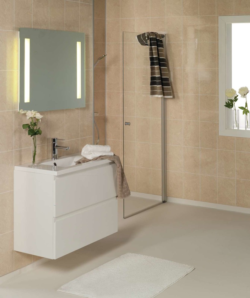 Idéer för mellanstora vintage en-suite badrum, med släta luckor, beige skåp, en öppen dusch, beige kakel, keramikplattor, beige väggar och med dusch som är öppen