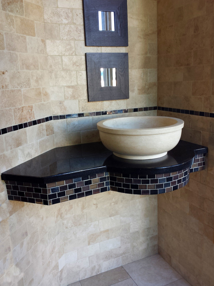 Idéer för ett litet medelhavsstil badrum, med ett fristående handfat, granitbänkskiva, beige kakel och stenkakel