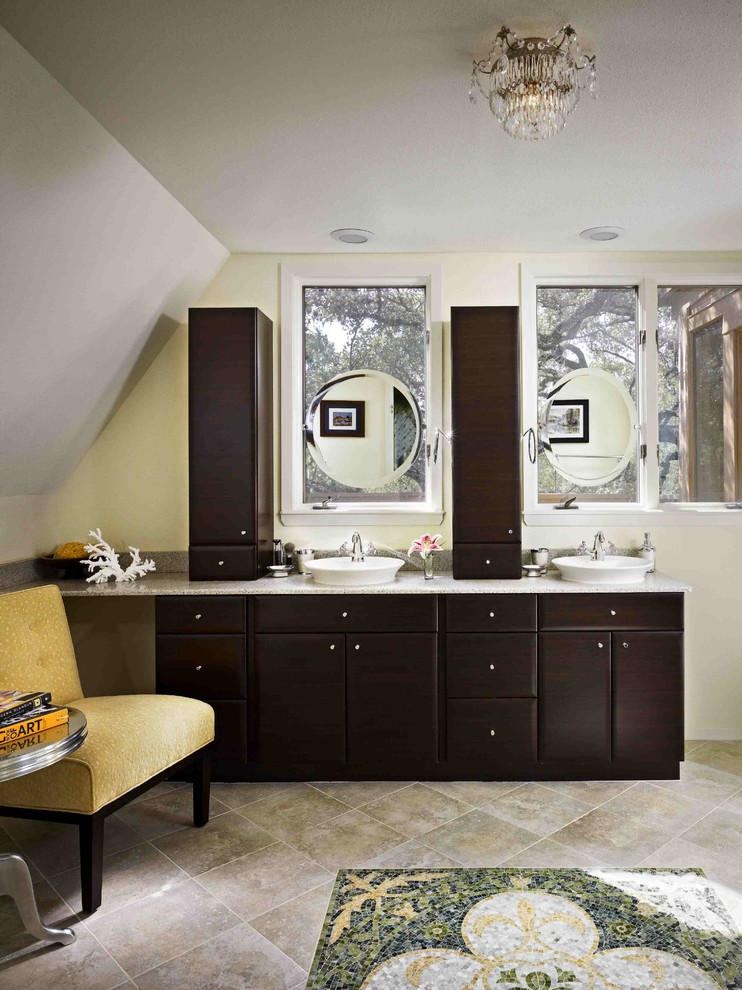 Стильный дизайн: большая главная ванная комната в классическом стиле с бежевыми стенами, полом из керамической плитки, фасадами с выступающей филенкой, темными деревянными фасадами, желтой плиткой, настольной раковиной, столешницей из гранита, бежевым полом и разноцветной столешницей - последний тренд