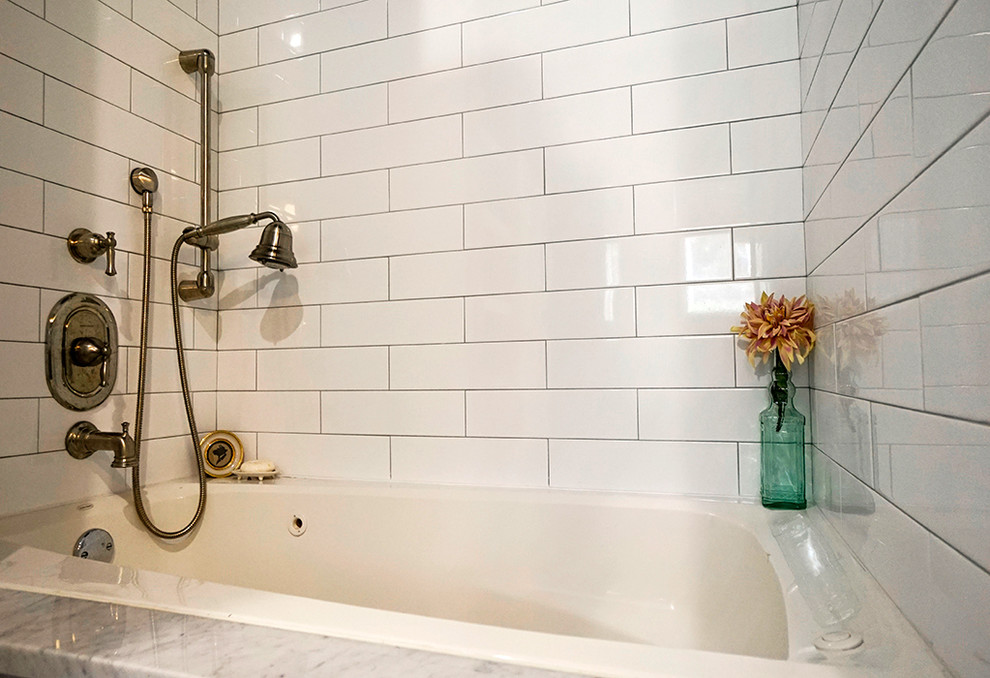 Idéer för ett mellanstort klassiskt en-suite badrum, med en öppen dusch, vit kakel, marmorgolv, marmorbänkskiva, möbel-liknande, grå skåp, ett platsbyggt badkar, tunnelbanekakel, bruna väggar, ett undermonterad handfat, grått golv och dusch med gångjärnsdörr