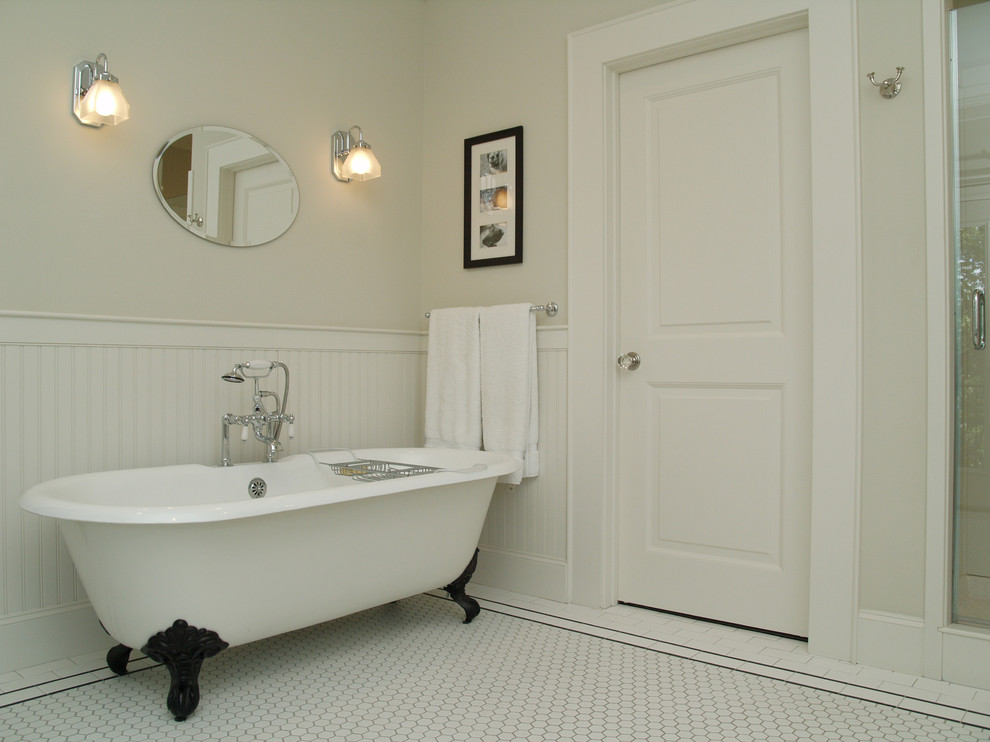 На фото: ванная комната в классическом стиле с ванной на ножках