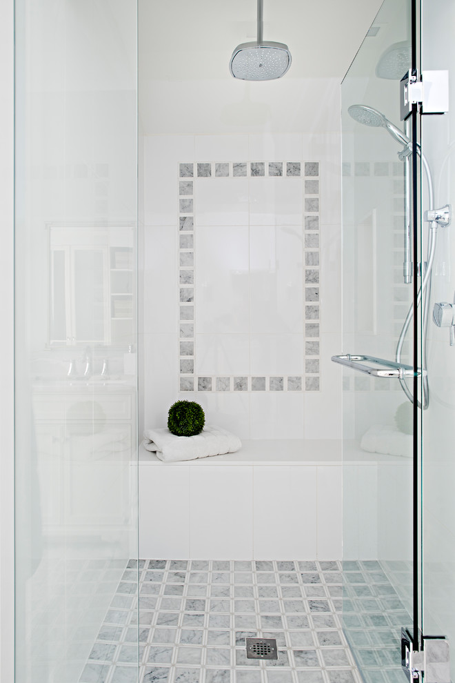 Cette image montre une salle de bain principale traditionnelle de taille moyenne avec une douche ouverte, un carrelage blanc, des carreaux de porcelaine, un mur blanc, un sol en carrelage de porcelaine, un sol gris et une cabine de douche à porte battante.