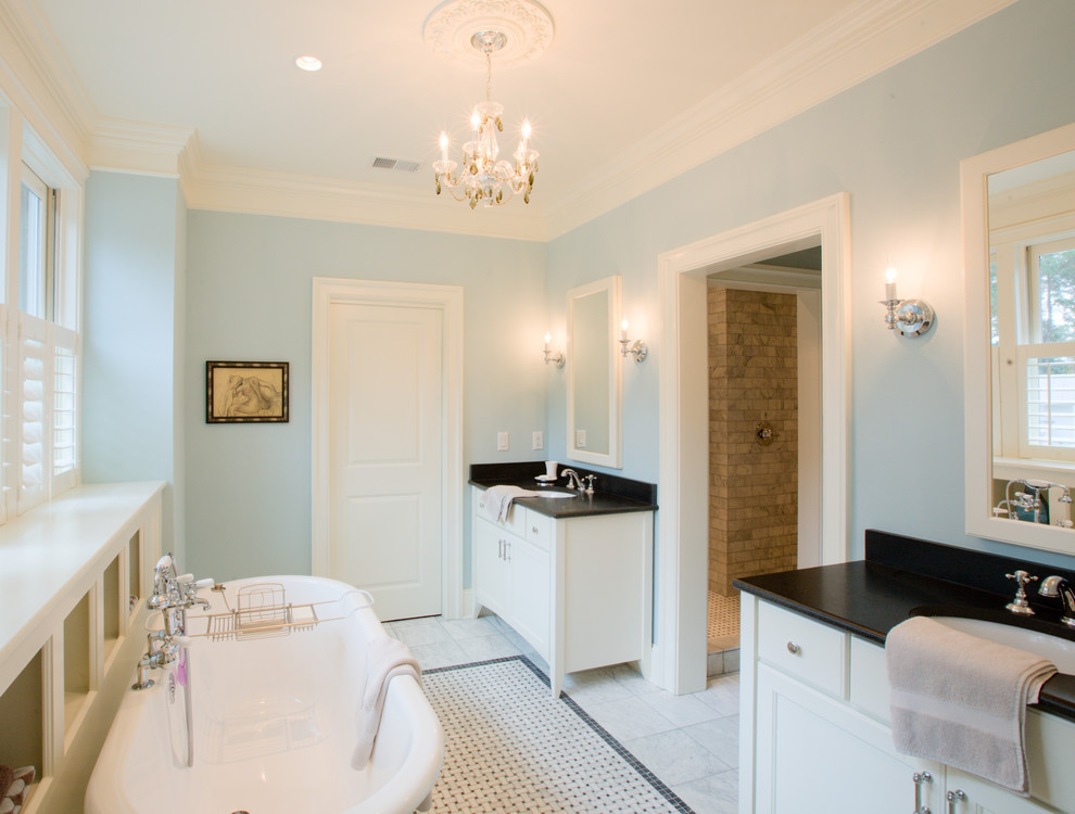 Exemple d'une salle de bain chic avec mosaïque.