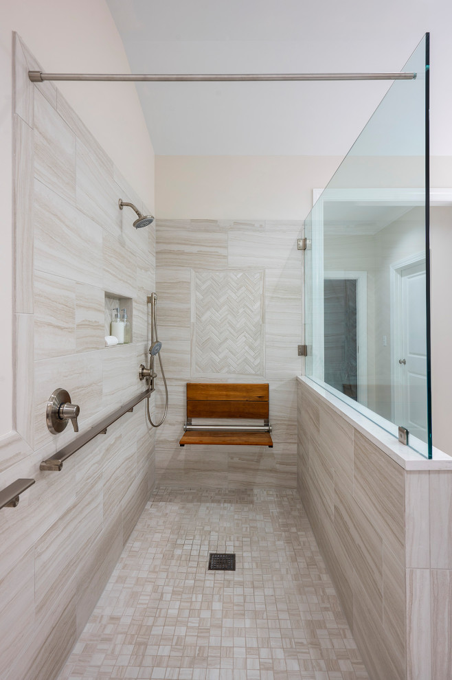 Bild på ett mellanstort vintage vit vitt en-suite badrum, med luckor med upphöjd panel, vita skåp, en kantlös dusch, beige kakel, porslinskakel, beige väggar, klinkergolv i porslin, ett undermonterad handfat, bänkskiva i kvarts, beiget golv och med dusch som är öppen
