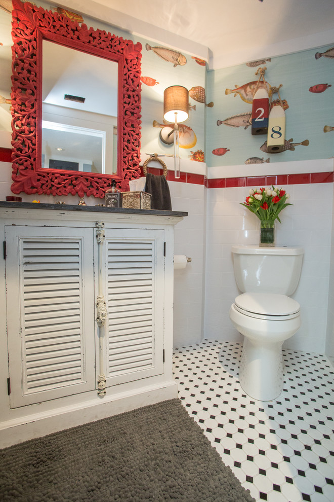 タンパにある高級な小さなビーチスタイルのおしゃれなバスルーム (浴槽なし) (家具調キャビネット、白いキャビネット、分離型トイレ、白いタイル、サブウェイタイル、マルチカラーの壁、モザイクタイル、アンダーカウンター洗面器、大理石の洗面台、マルチカラーの床、ドロップイン型浴槽、ダブルシャワー、開き戸のシャワー) の写真