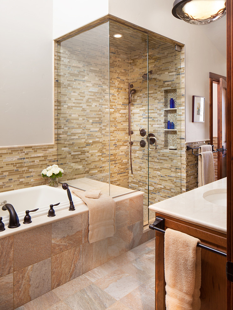 Modelo de cuarto de baño clásico con baldosas y/o azulejos en mosaico