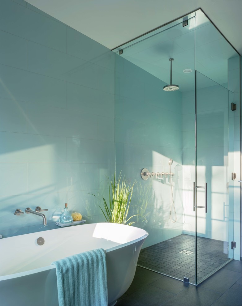 Стильный дизайн: главная ванная комната в морском стиле с отдельно стоящей ванной и душем без бортиков - последний тренд