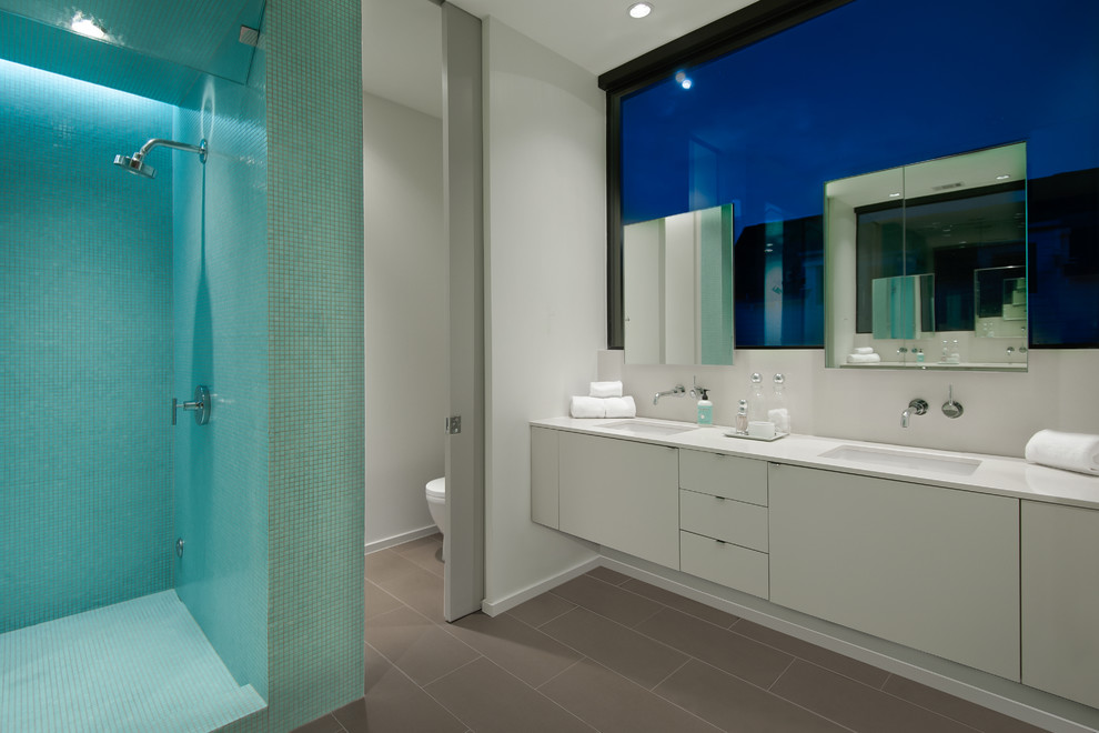 Modelo de cuarto de baño rectangular retro de tamaño medio con paredes blancas y suelo de baldosas de cerámica