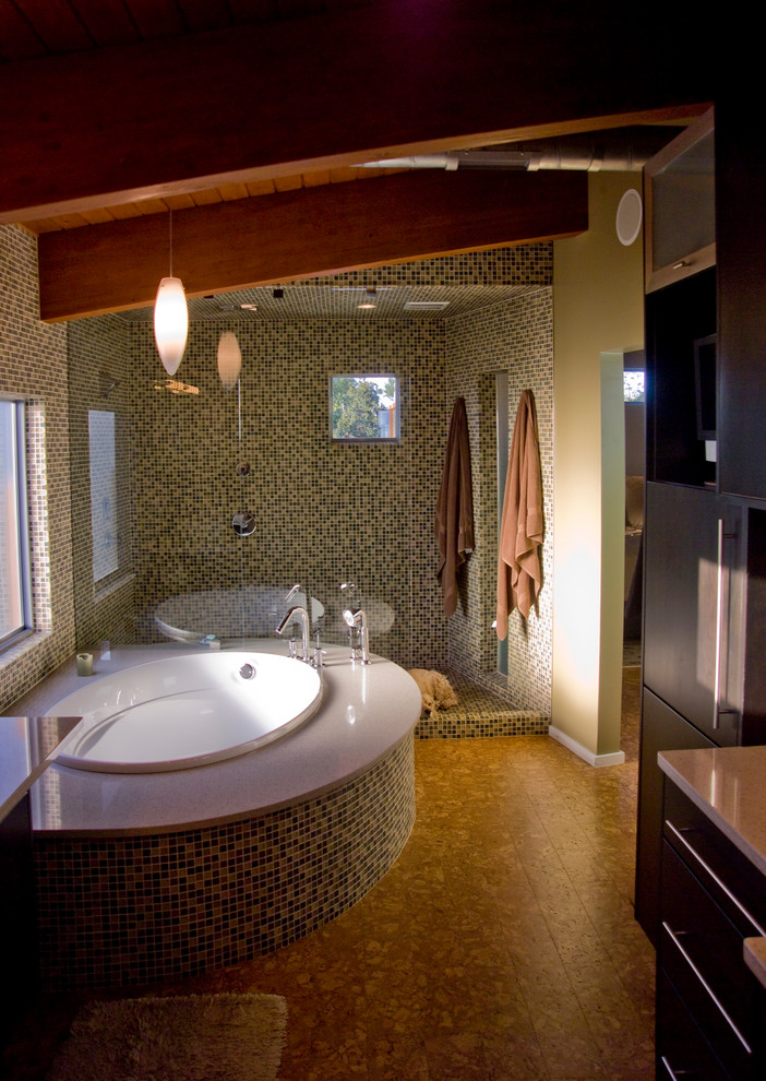 Пример оригинального дизайна: главная ванная комната среднего размера в современном стиле с настольной раковиной, плоскими фасадами, темными деревянными фасадами, столешницей из искусственного кварца, накладной ванной, двойным душем, унитазом-моноблоком, серой плиткой, плиткой мозаикой, серыми стенами и пробковым полом