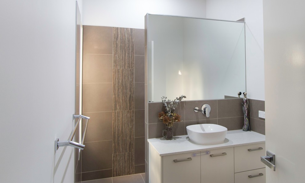 Источник вдохновения для домашнего уюта: ванная комната в современном стиле с белыми фасадами, коричневой плиткой, белыми стенами, столешницей из искусственного кварца, открытым душем и белой столешницей