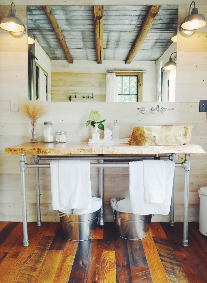 На фото: ванная комната в стиле фьюжн с настольной раковиной