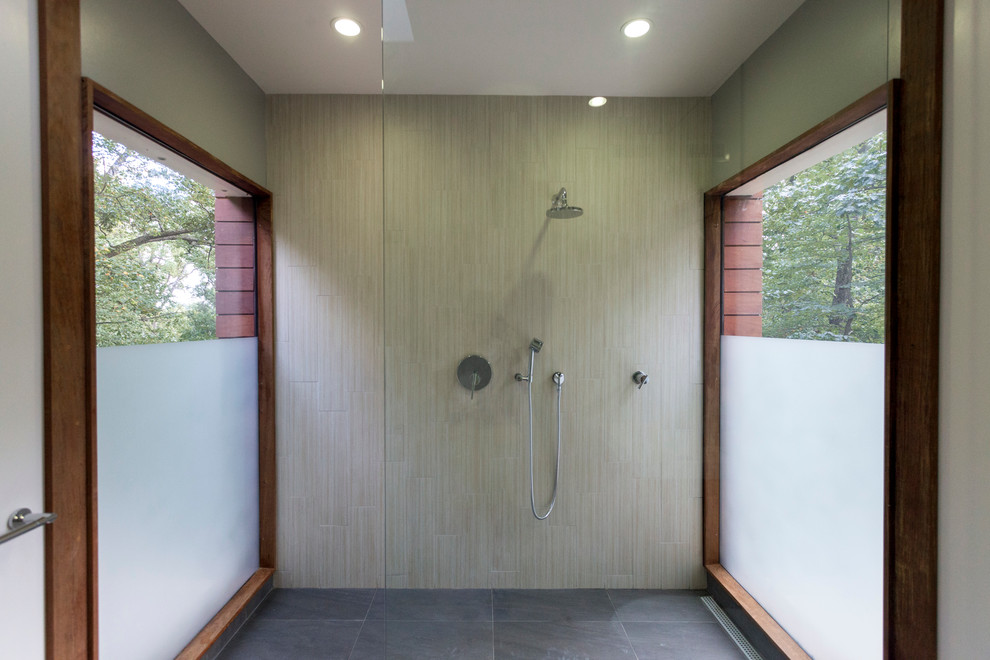 Idée de décoration pour une salle de bain design avec une douche ouverte, aucune cabine et une fenêtre.