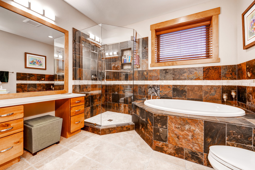 На фото: большая главная ванная комната в стиле рустика с плоскими фасадами, фасадами цвета дерева среднего тона, угловым душем, черной плиткой, бежевыми стенами, полом из травертина и столешницей из гранита с