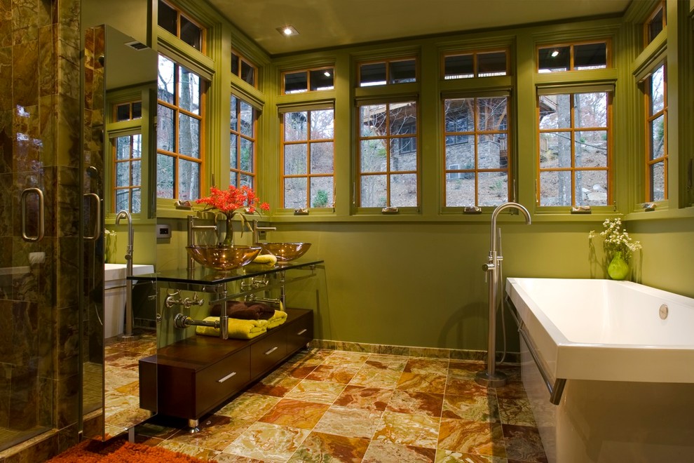 Пример оригинального дизайна: ванная комната в современном стиле с отдельно стоящей ванной и настольной раковиной