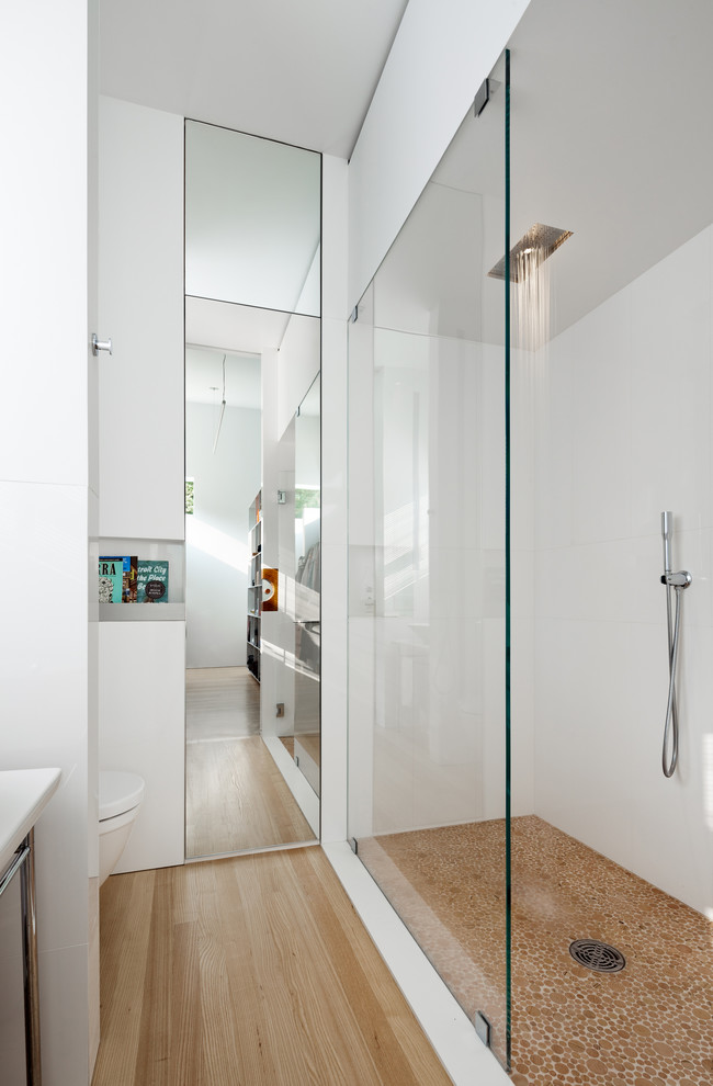 Réalisation d'une douche en alcôve principale design avec une vasque, un plan de toilette en quartz modifié, WC suspendus, un carrelage blanc, des carreaux de porcelaine, un mur blanc et un sol en bois brun.