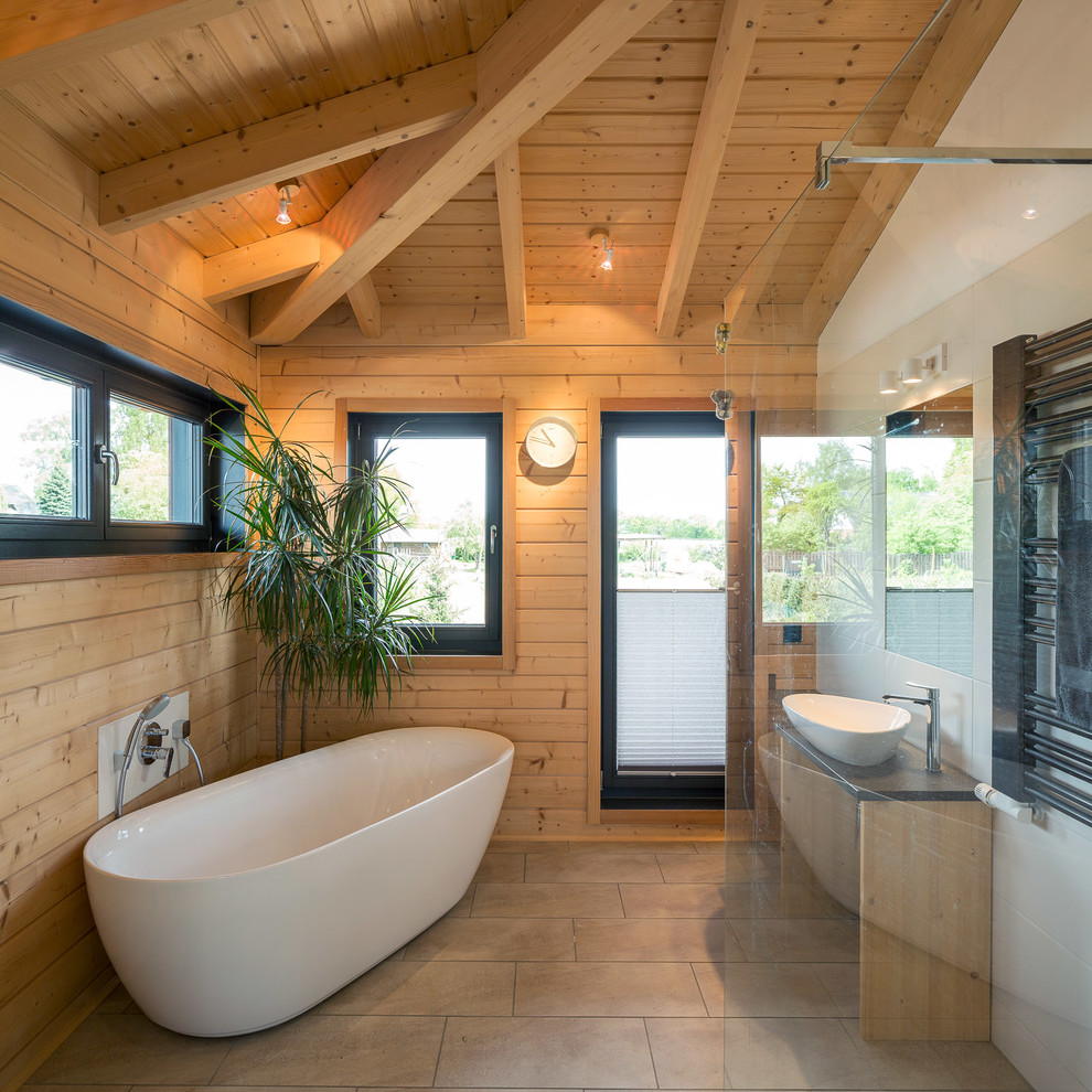 Пример оригинального дизайна: главная ванная комната в стиле рустика с отдельно стоящей ванной и настольной раковиной