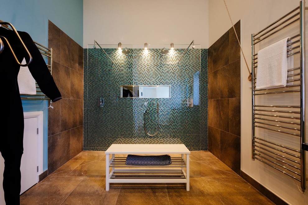 Ispirazione per una grande stanza da bagno minimal con doccia doppia, piastrelle nere, piastrelle verdi, piastrelle a mosaico e doccia aperta