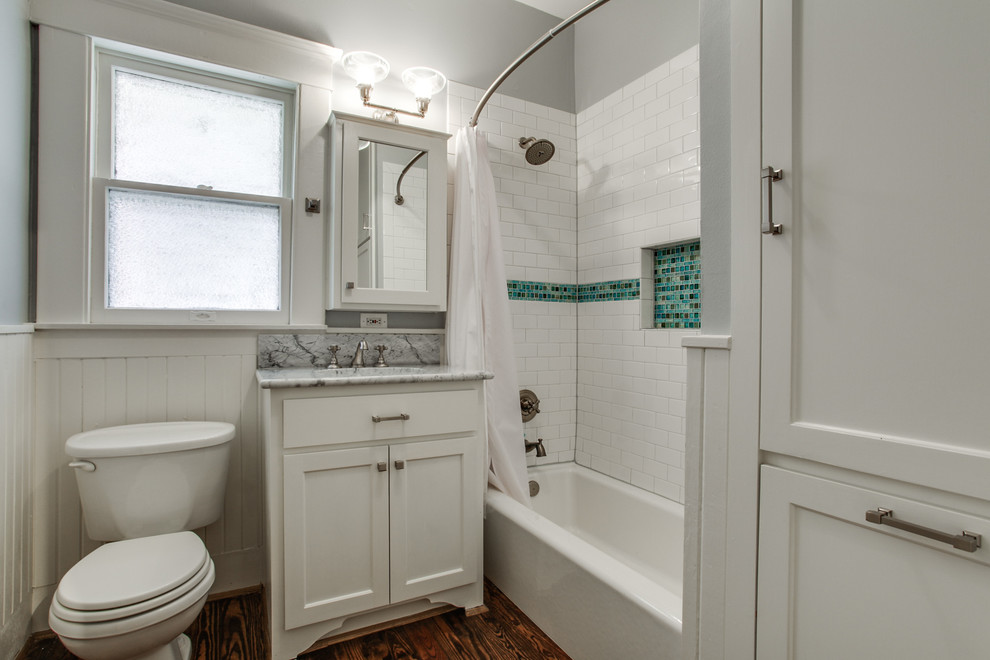 Inredning av ett klassiskt mellanstort badrum för barn, med ett undermonterad handfat, skåp i shakerstil, vita skåp, marmorbänkskiva, ett platsbyggt badkar, en dusch/badkar-kombination, vit kakel, keramikplattor, grå väggar och mörkt trägolv