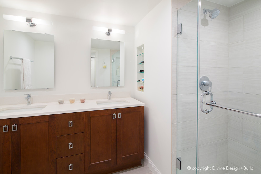 Cette photo montre une petite salle de bain tendance en bois foncé avec un carrelage gris et un mur blanc.