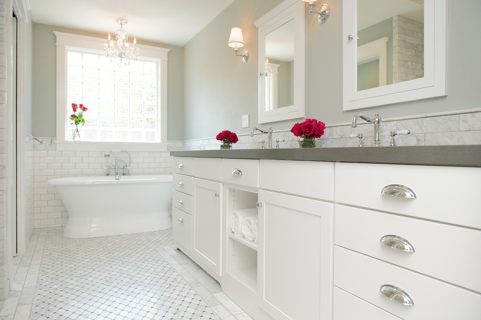 На фото: большая главная ванная комната в современном стиле с каменной плиткой и белой плиткой с