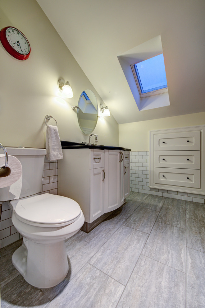 Idéer för ett litet klassiskt badrum för barn, med ett undermonterad handfat, skåp i shakerstil, vita skåp, marmorbänkskiva, ett badkar i en alkov, en dusch/badkar-kombination, en toalettstol med separat cisternkåpa, vit kakel, keramikplattor, beige väggar och klinkergolv i keramik