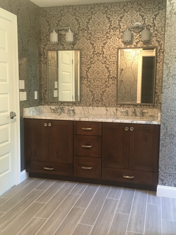 Immagine di una piccola stanza da bagno padronale eclettica con ante in stile shaker, ante in legno bruno, pavimento con piastrelle in ceramica, lavabo sottopiano, top in marmo e due lavabi