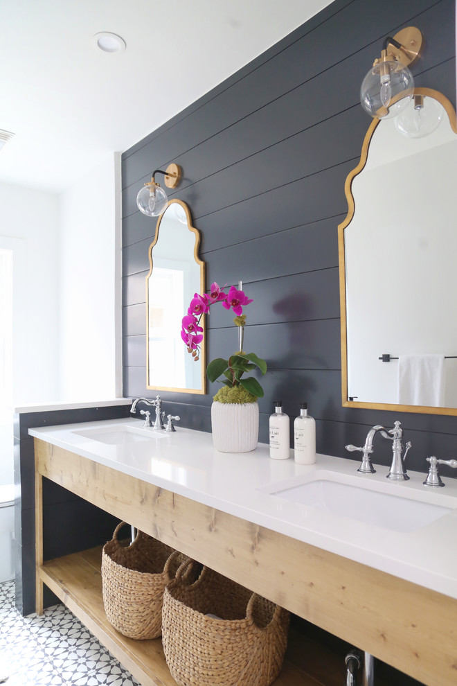 Cette photo montre une salle de bain nature en bois brun avec un mur gris, un lavabo encastré, un sol multicolore, un plan de toilette blanc et un placard sans porte.