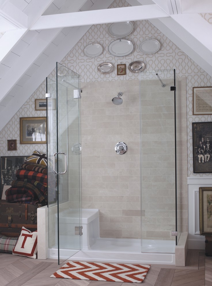 Foto de cuarto de baño principal ecléctico con ducha abierta, paredes beige y suelo de madera clara