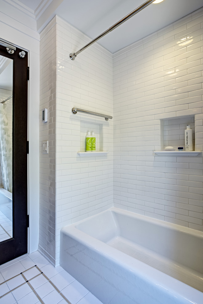 Inredning av ett klassiskt litet en-suite badrum, med ett undermonterad handfat, ett badkar i en alkov, en dusch/badkar-kombination, en vägghängd toalettstol, vit kakel, keramikplattor, vita väggar, klinkergolv i keramik, vitt golv och dusch med duschdraperi