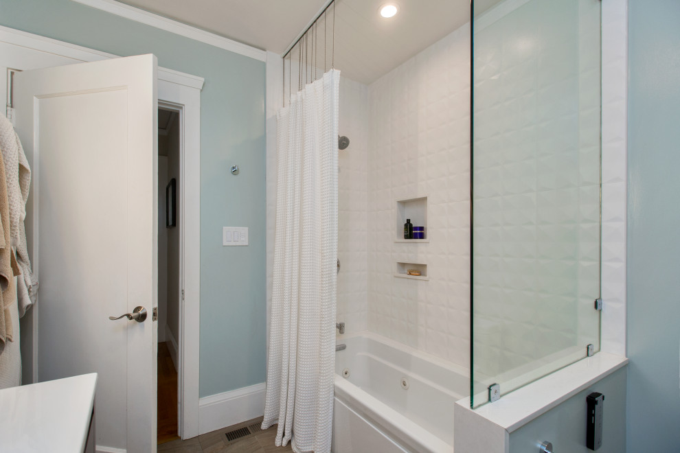 Inredning av ett klassiskt mellanstort en-suite badrum