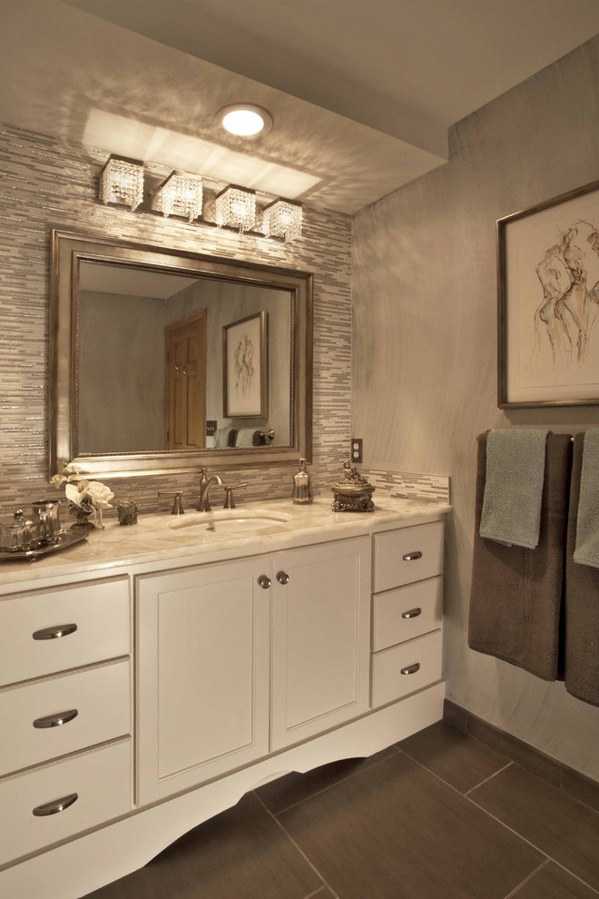 Пример оригинального дизайна: ванная комната: освещение в классическом стиле с врезной раковиной, белыми фасадами, разноцветной плиткой и фасадами с утопленной филенкой