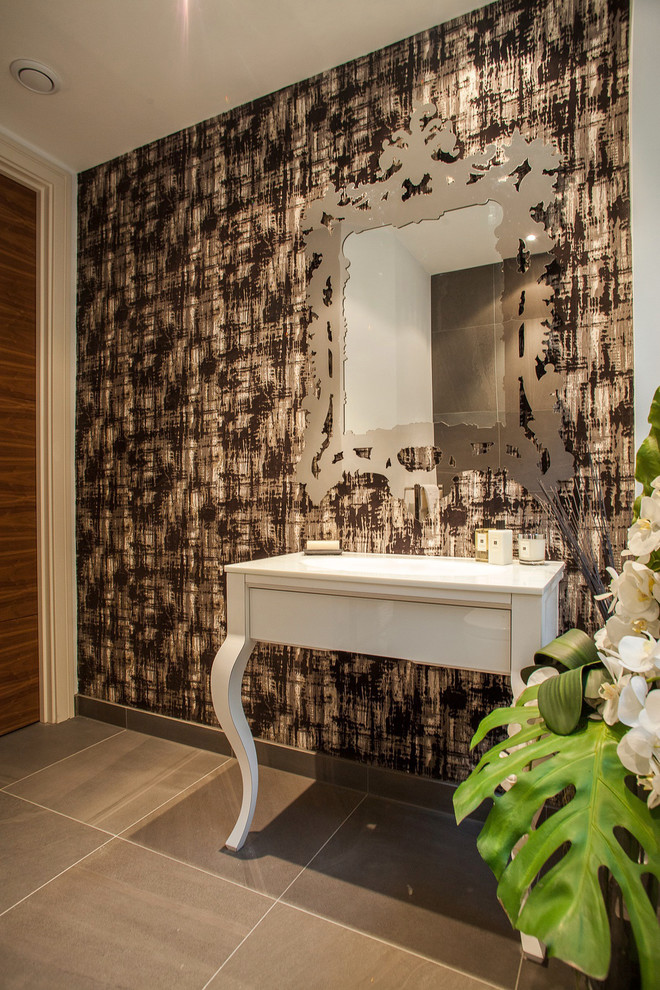 Immagine di una piccola stanza da bagno design con doccia a filo pavimento