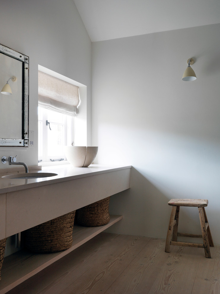 Свежая идея для дизайна: ванная комната в стиле кантри с белыми стенами и врезной раковиной - отличное фото интерьера
