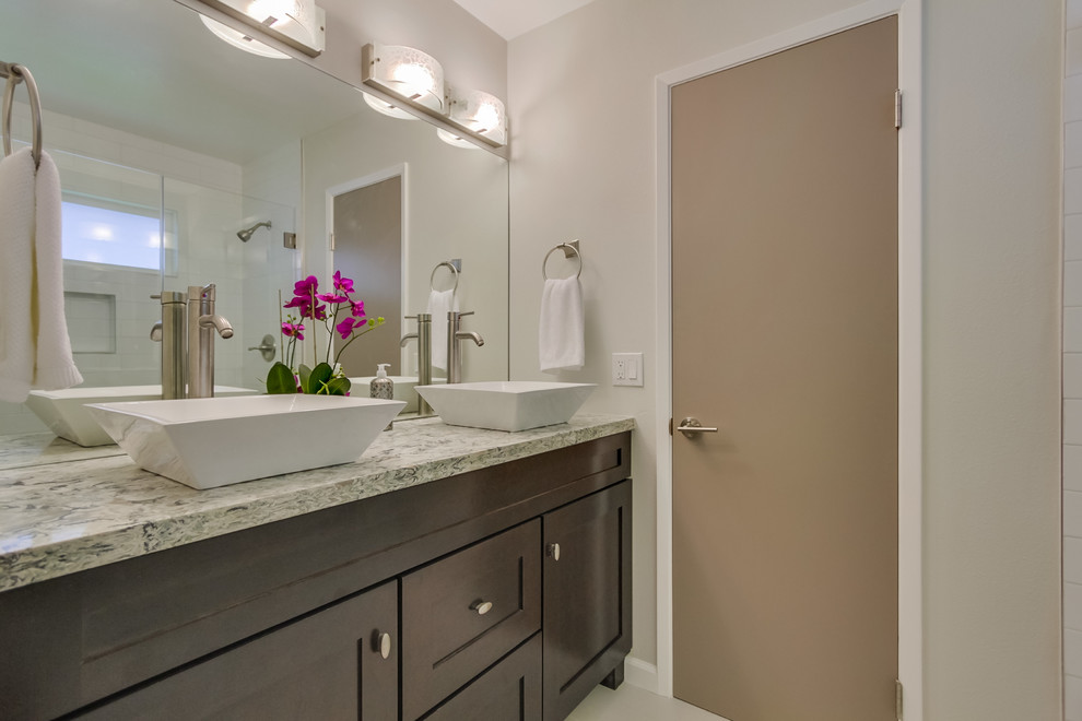 Inspiration för moderna en-suite badrum, med ett fristående handfat, släta luckor, bruna skåp, bänkskiva i kvarts, grå kakel och grå väggar