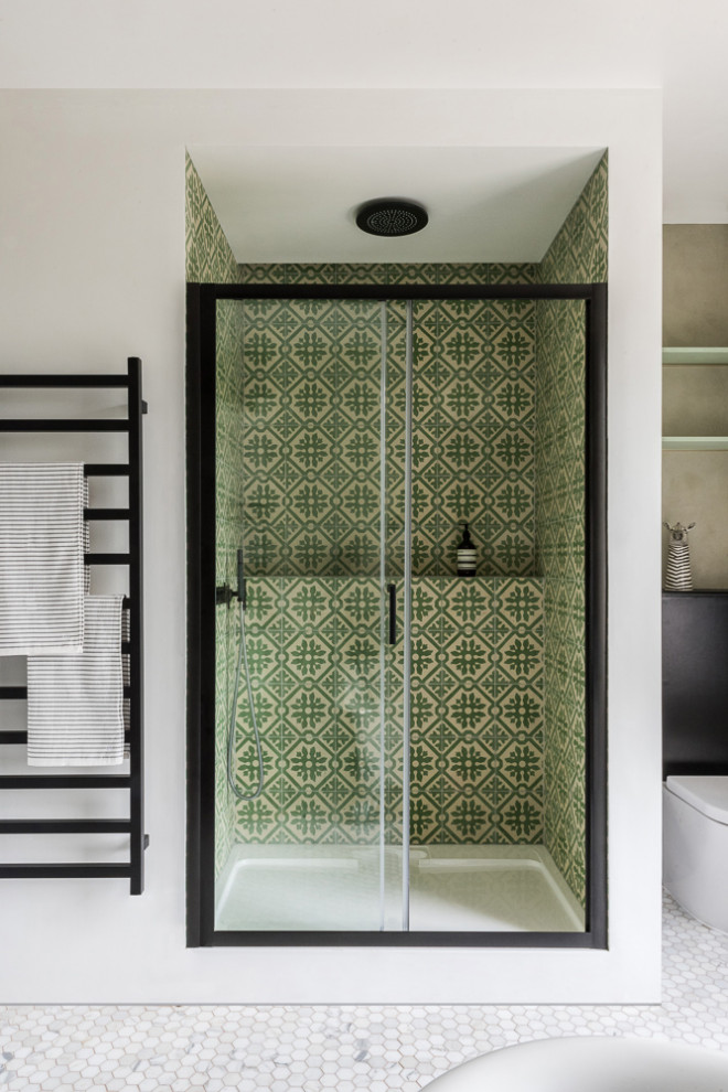 На фото: главная ванная комната среднего размера в стиле модернизм с плоскими фасадами, зелеными фасадами, отдельно стоящей ванной, душем без бортиков, унитазом-моноблоком, зеленой плиткой, цементной плиткой, серыми стенами, мраморным полом, консольной раковиной, столешницей из дерева, белым полом, душем с раздвижными дверями и зеленой столешницей с