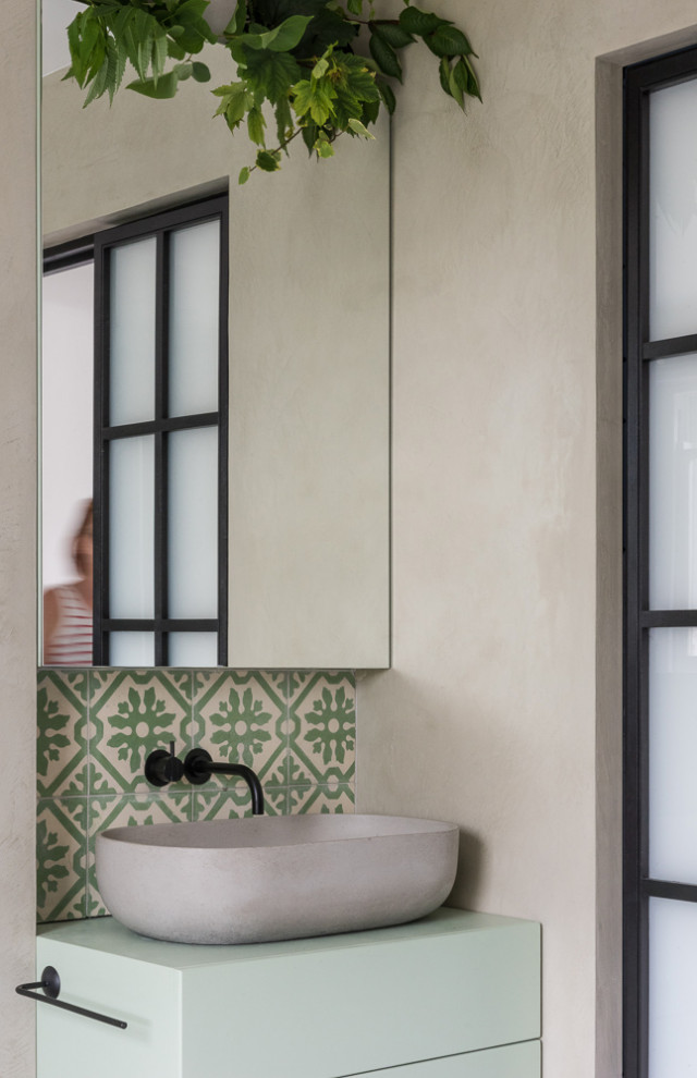 Источник вдохновения для домашнего уюта: главная ванная комната среднего размера в стиле модернизм с плоскими фасадами, зелеными фасадами, отдельно стоящей ванной, душем без бортиков, унитазом-моноблоком, зеленой плиткой, цементной плиткой, серыми стенами, мраморным полом, консольной раковиной, столешницей из дерева, белым полом, душем с раздвижными дверями и зеленой столешницей