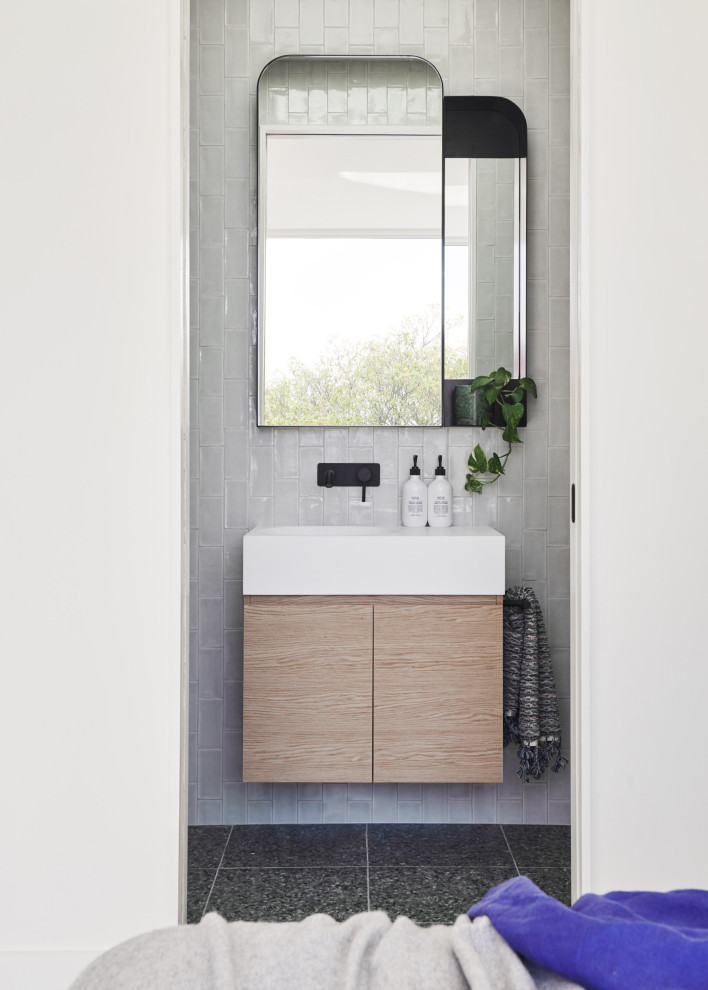 Diseño de cuarto de baño contemporáneo pequeño con armarios con paneles lisos, puertas de armario beige, baldosas y/o azulejos blancos, aseo y ducha, lavabo integrado, suelo gris y encimeras blancas
