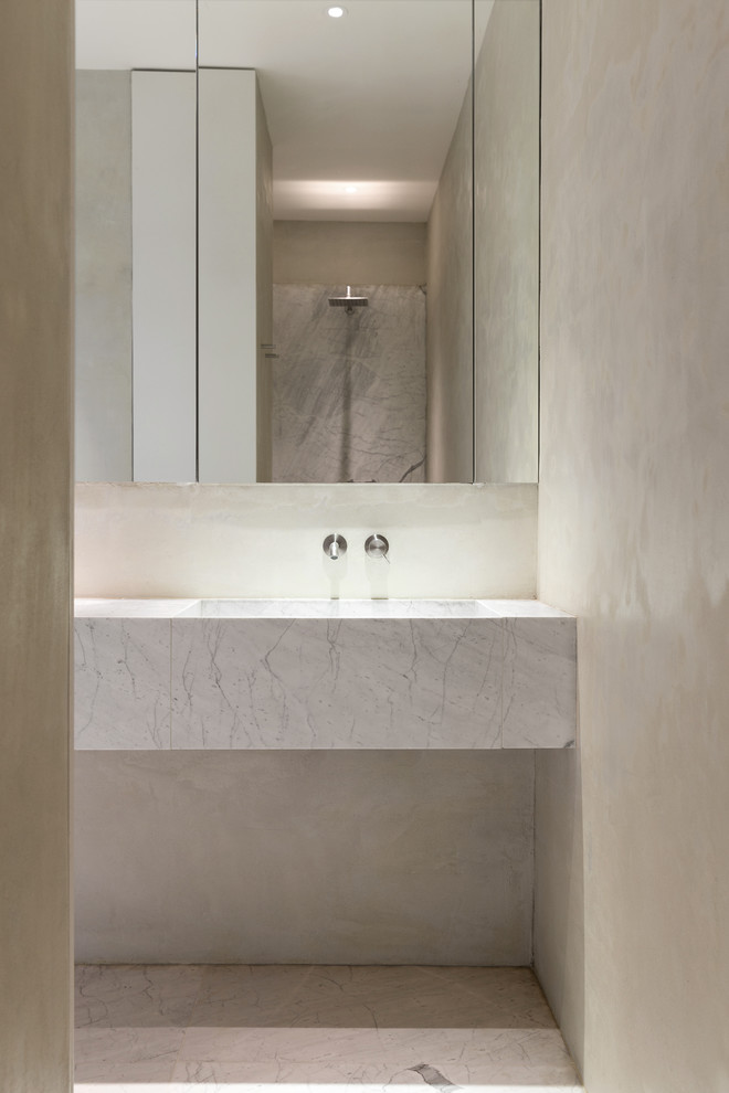 Пример оригинального дизайна: ванная комната среднего размера в современном стиле с белыми фасадами, двойным душем, белой плиткой, плиткой из листового камня, бежевыми стенами, мраморным полом, душевой кабиной и мраморной столешницей