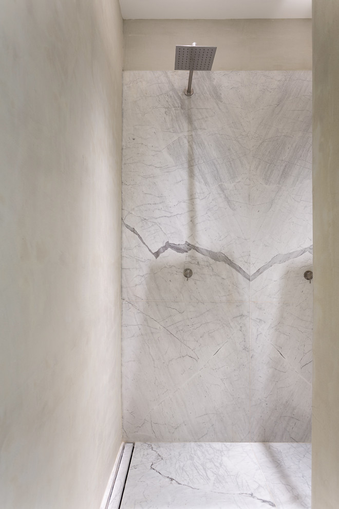 Idée de décoration pour une salle d'eau design de taille moyenne avec des portes de placard blanches, une douche double, un carrelage blanc, des dalles de pierre, un mur beige, un sol en marbre et un plan de toilette en marbre.