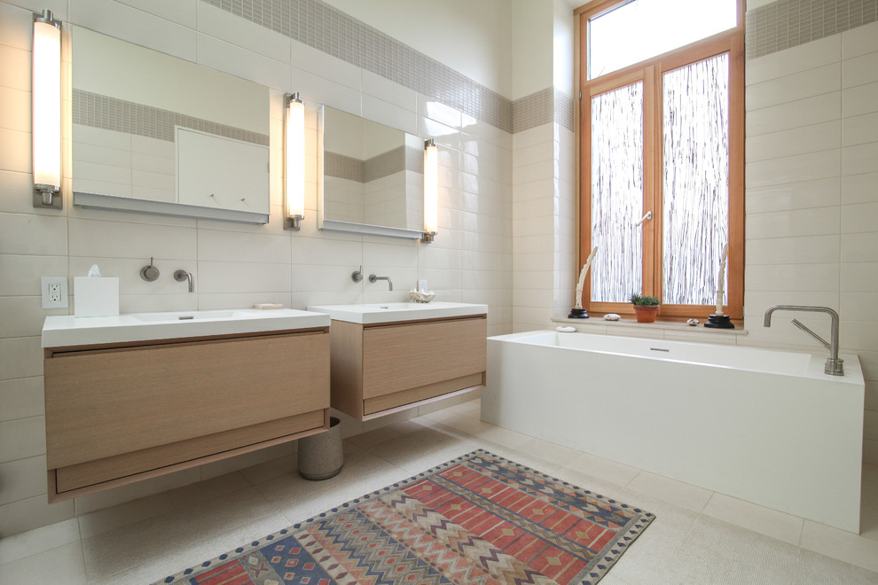ニューヨークにあるコンテンポラリースタイルのおしゃれなバスルーム (浴槽なし) (白いタイル、白い壁、壁付け型シンク、置き型浴槽) の写真