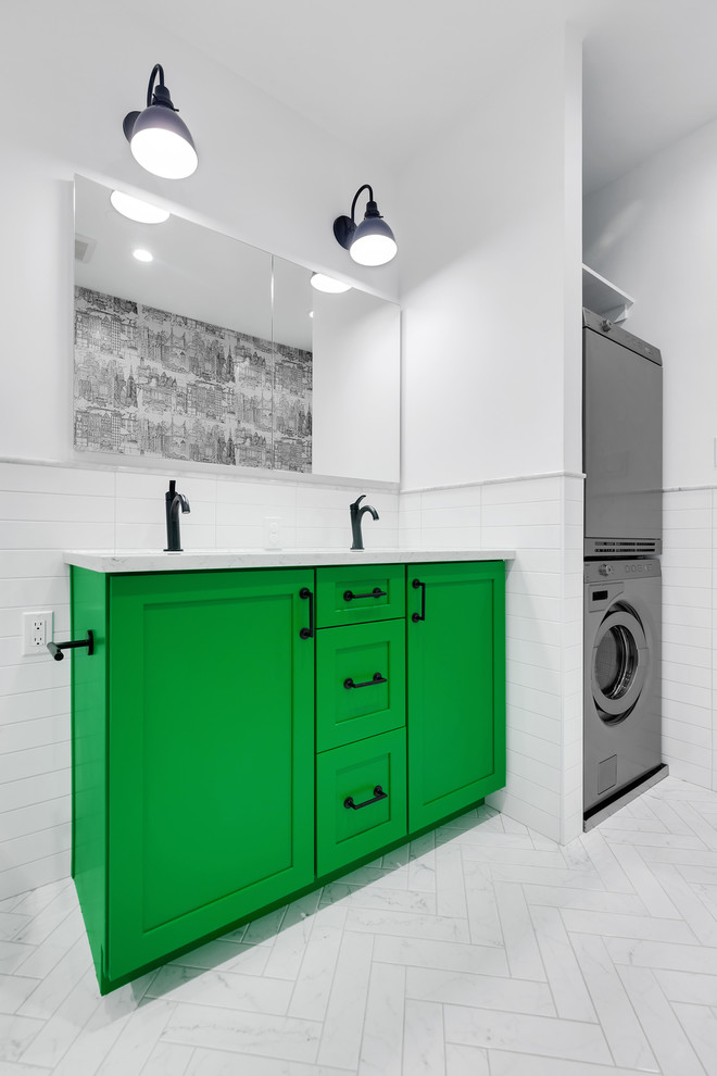 Пример оригинального дизайна: ванная комната со стиральной машиной в стиле неоклассика (современная классика)