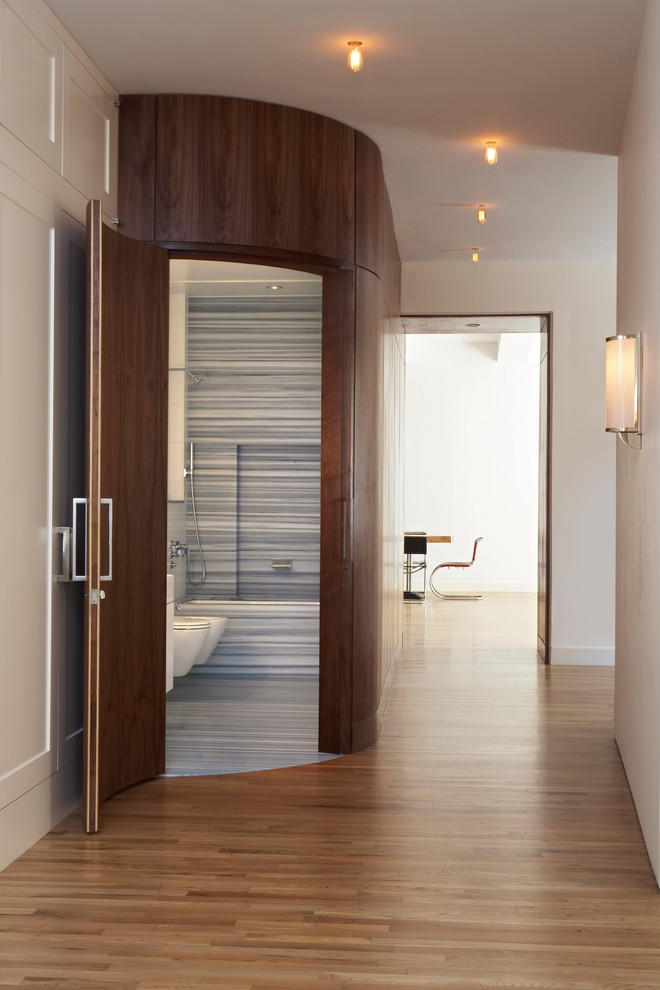 Diseño de cuarto de baño minimalista con bañera empotrada, combinación de ducha y bañera, sanitario de pared y baldosas y/o azulejos multicolor