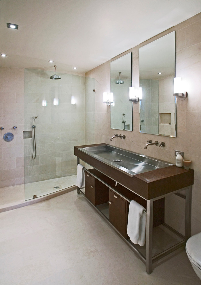 Exempel på ett modernt badrum, med ett avlångt handfat, en öppen dusch och med dusch som är öppen