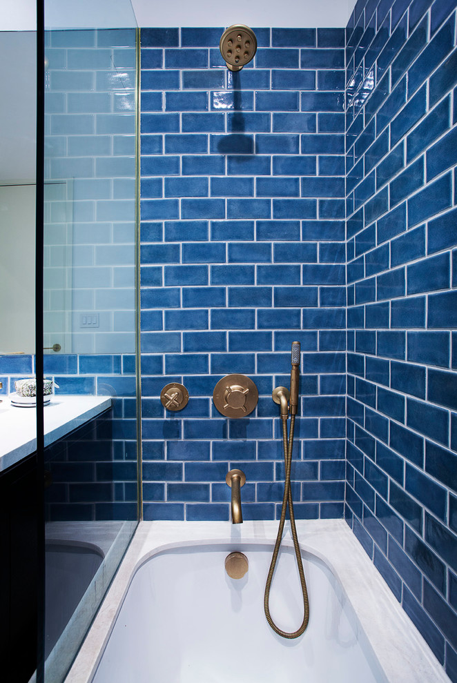 Immagine di una piccola stanza da bagno padronale tradizionale con ante lisce, ante in legno bruno, vasca sottopiano, WC monopezzo, piastrelle blu, piastrelle in ceramica, pareti bianche, lavabo sottopiano e top in quarzite
