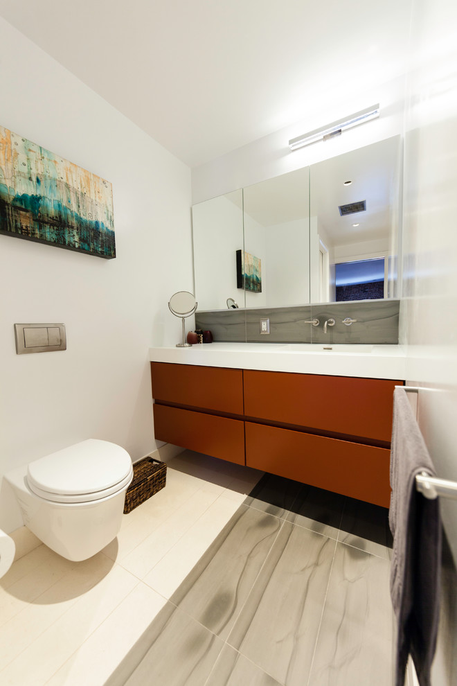 Свежая идея для дизайна: ванная комната в современном стиле с фасадами островного типа, красными фасадами, душем без бортиков, инсталляцией, серой плиткой, каменной плиткой, белыми стенами, монолитной раковиной и столешницей из искусственного камня - отличное фото интерьера